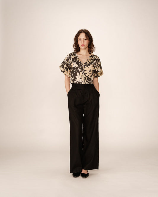 Top tropical noir et beige porté – Look stylé avec pantalon noir