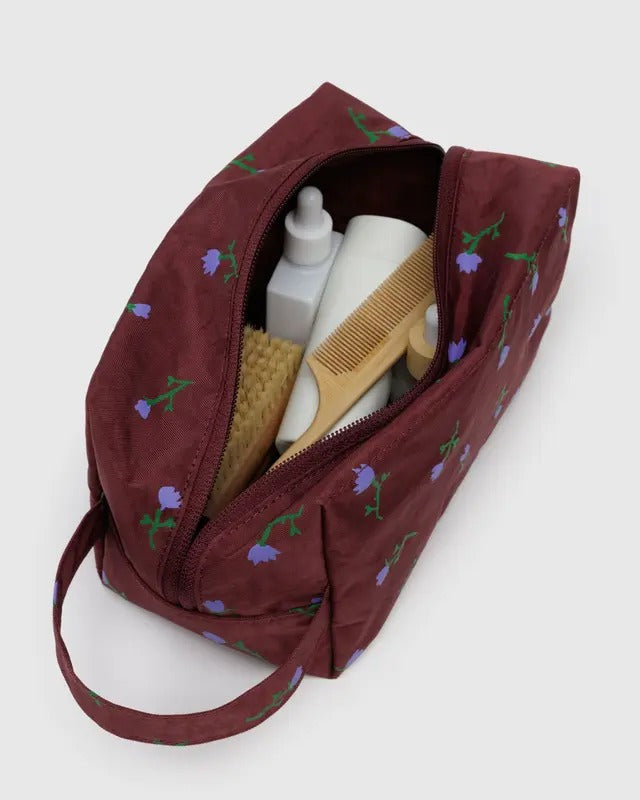 Vue intérieure de la trousse de toilette bourgogne à fleurs violettes, contenant des accessoires de soin – nylon recyclé