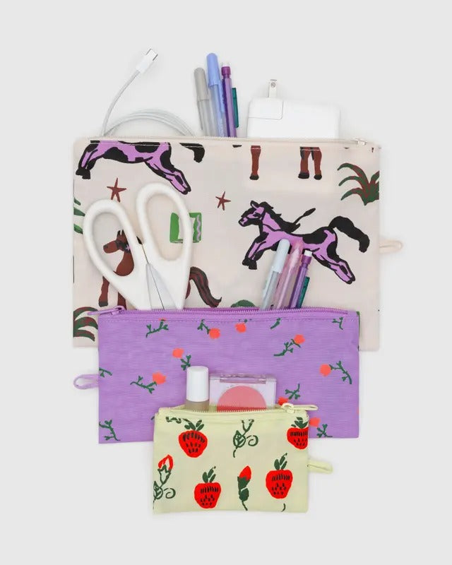 Pochettes ouvertes avec accessoires à l’intérieur – formats pratiques