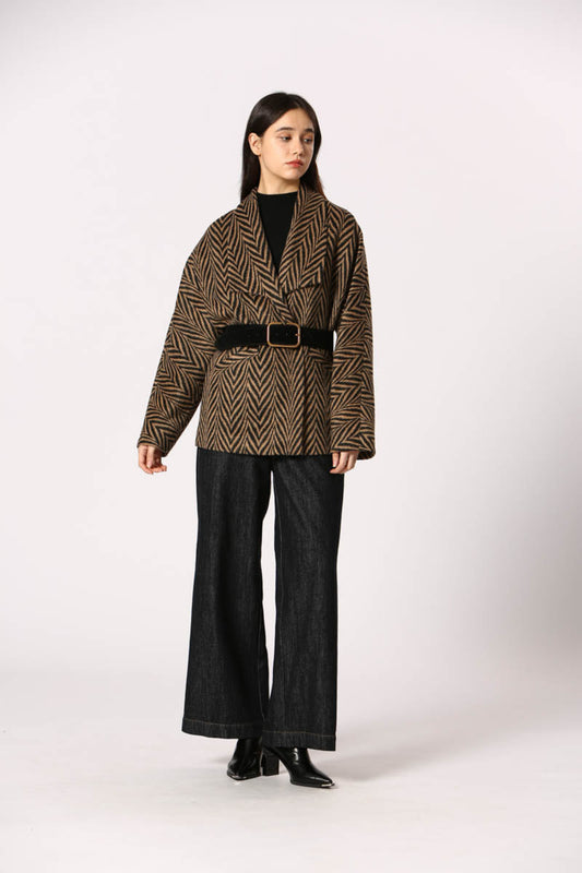 Profil de la veste Kenza camel ceinturée, coupe ample et chic