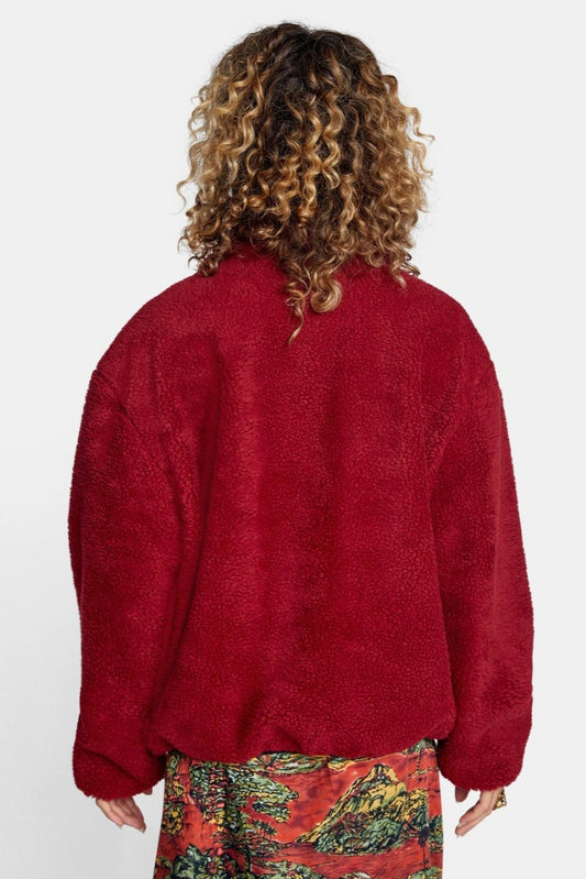 Vue de dos de la veste sherpa légère Emilie Rouge au fini doux et texturé.