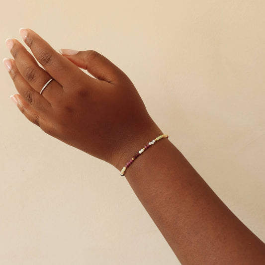 Bracelet Wilya porté au poignet sur peau foncée – bijou fin et coloré
