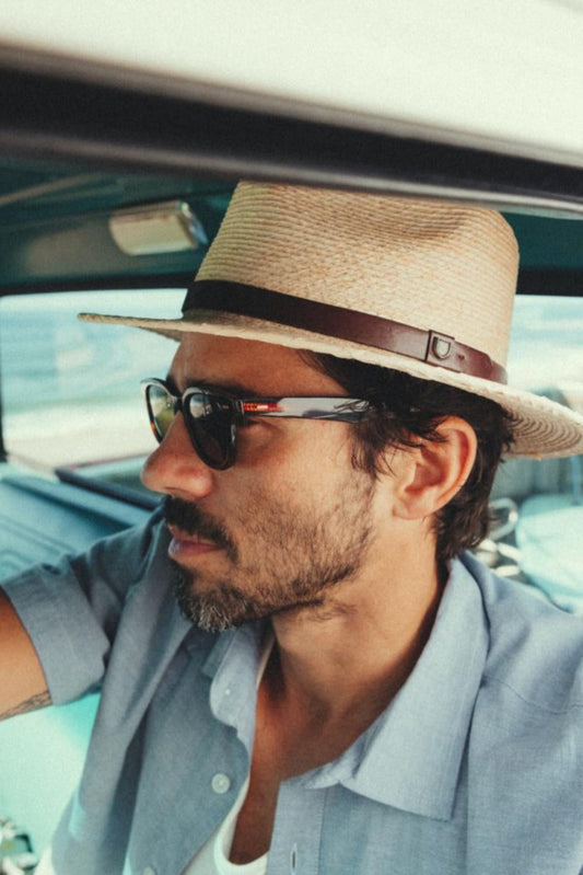 Homme portant le chapeau Messer paille de profil, avec paille naturelle, bracelet en cuir véritable et protection UPF 50+.