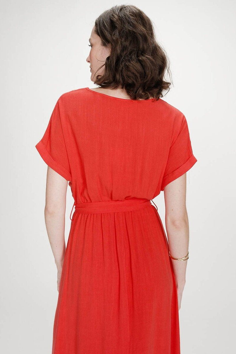 Judith Émeraude - Robe longue fluide ceinturée élégante