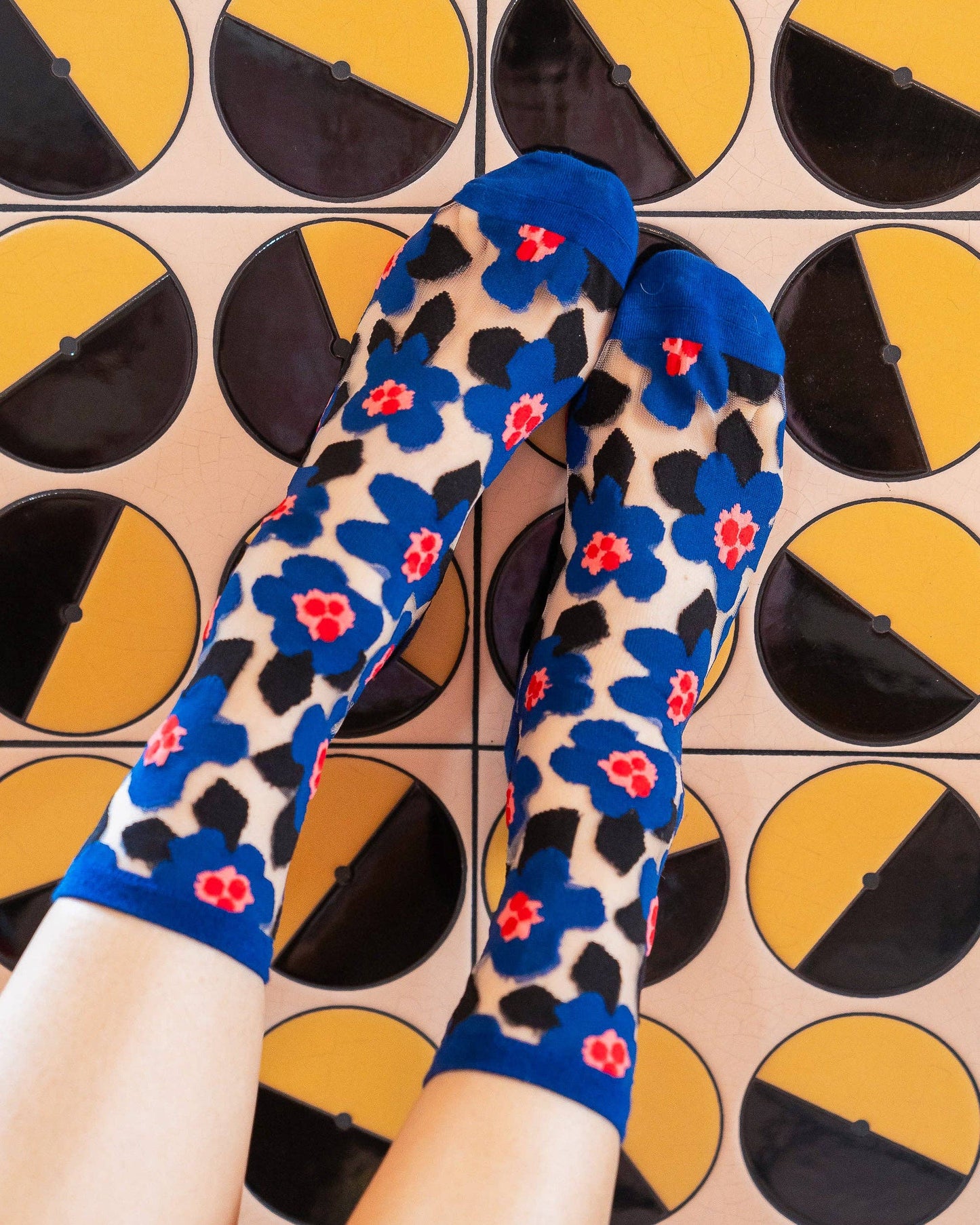 Chaussettes ras du cou transparentes à motif floral bleu vif: Taille I : convient aux modèles US W5.5-10