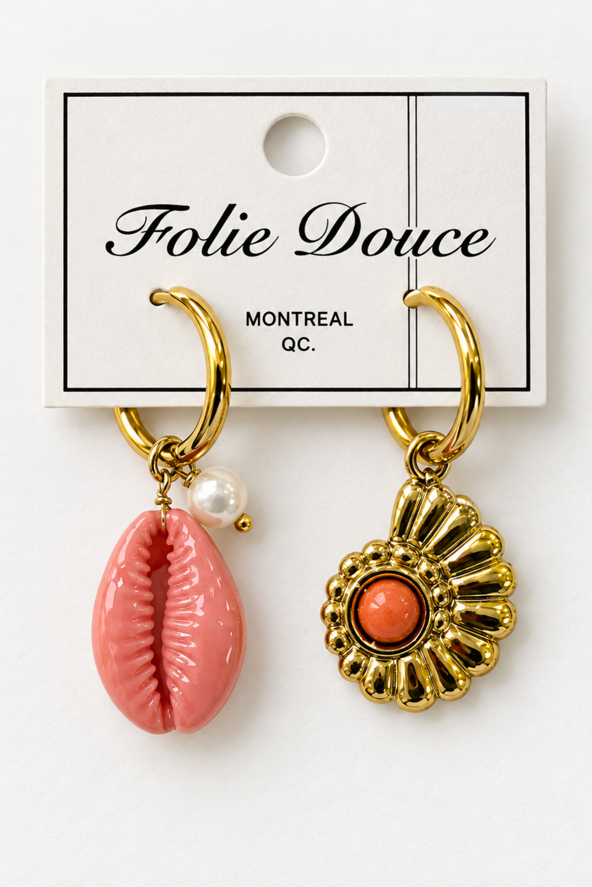 Tulum Or - Boucles d’oreilles asymétriques coquillage et fleur en acier inoxydable plaqué or 18K