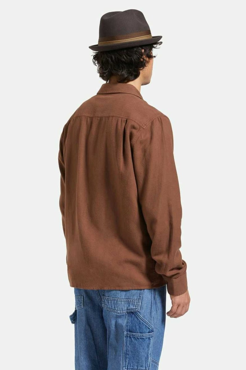 Chemise marron en flanelle trés doux pour homme porté avec un jeans bleu. Vu de 3/4 dos