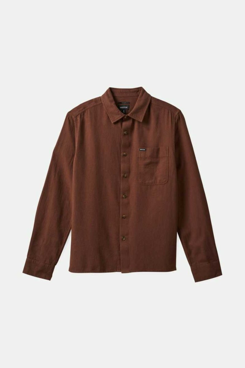 Chemise marron en flanelle trés doux pour homme porté avec un jeans bleu. Vu à plat sur fond blanc