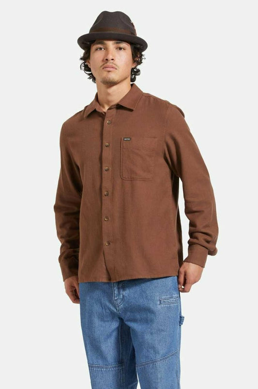 Chemise marron en flanelle trés doux pour homme porté avec un jeans bleu. Vu de devant