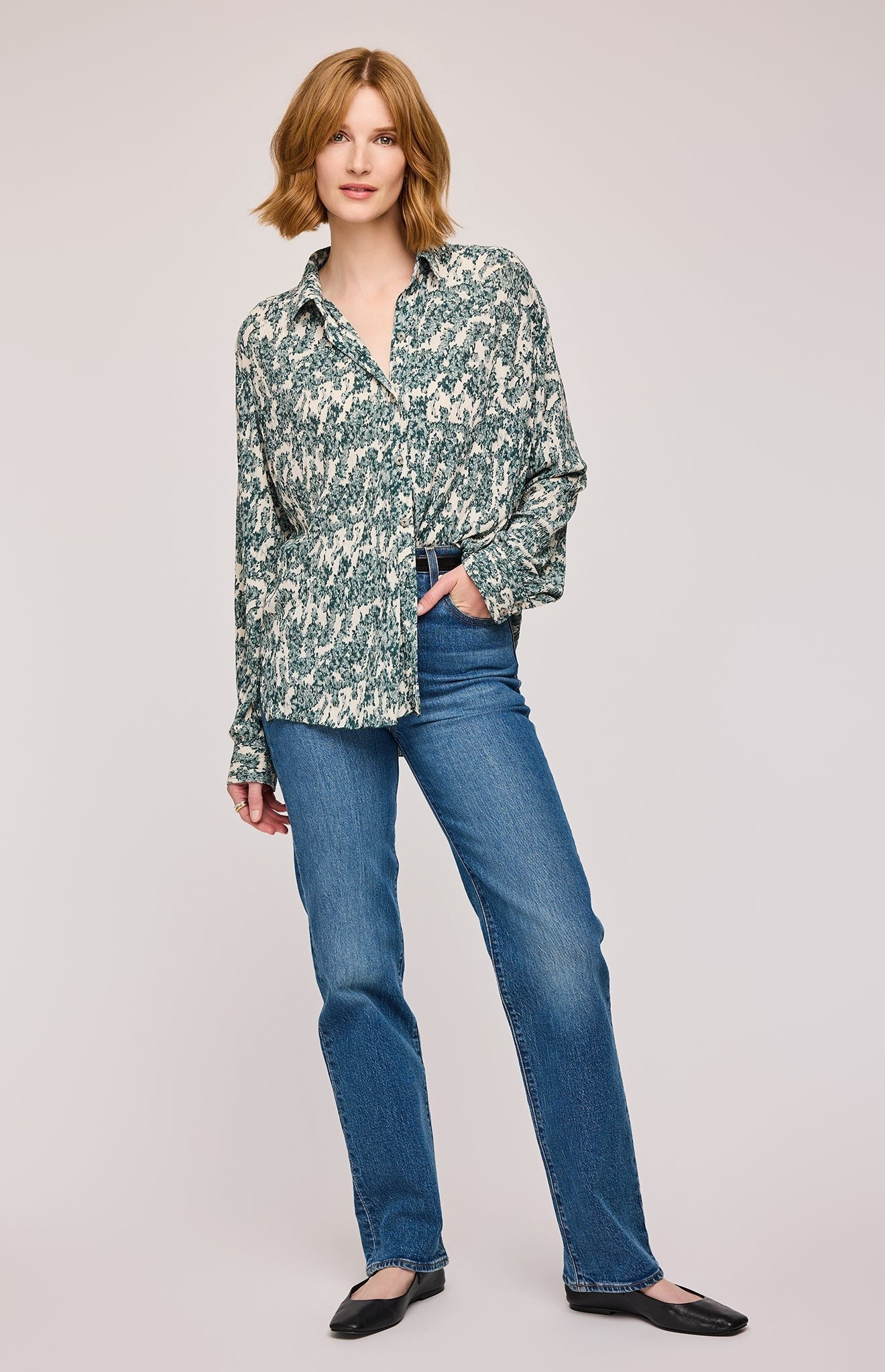 Chemise plissée crême motif vert oversize. Vu de face plein pied