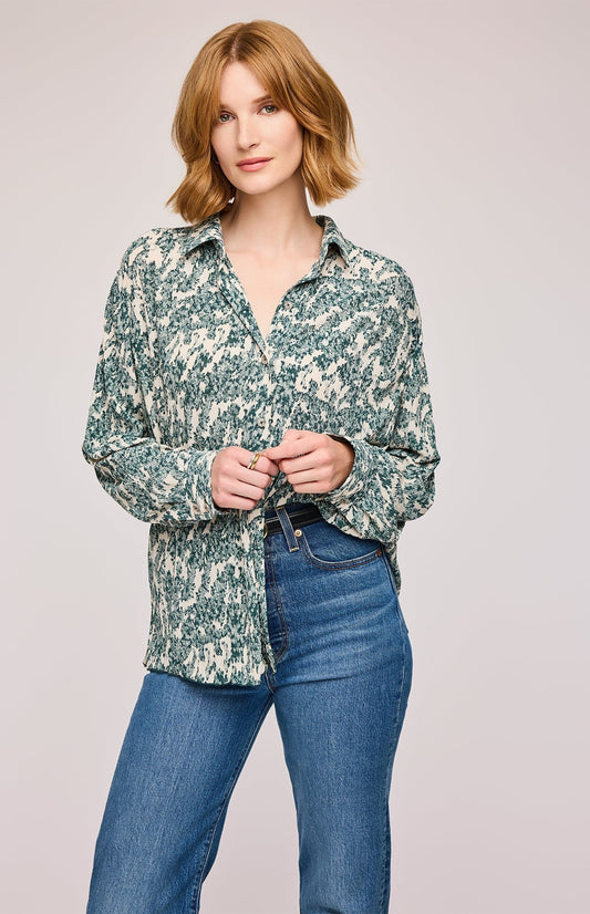 Chemise plissée crême motif vert oversize. Vu de face