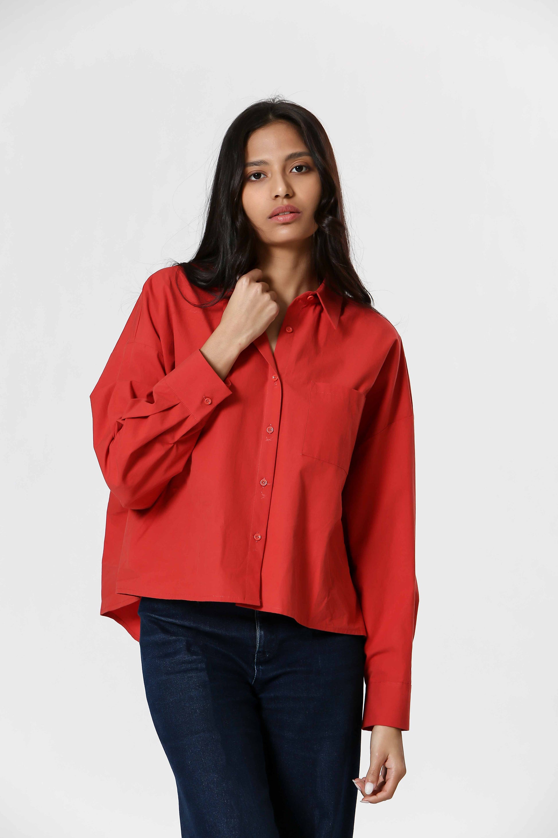 Chemise en coton oversize rouge vif à manches longues avec coupe décontractée, col classique et poche poitrine.