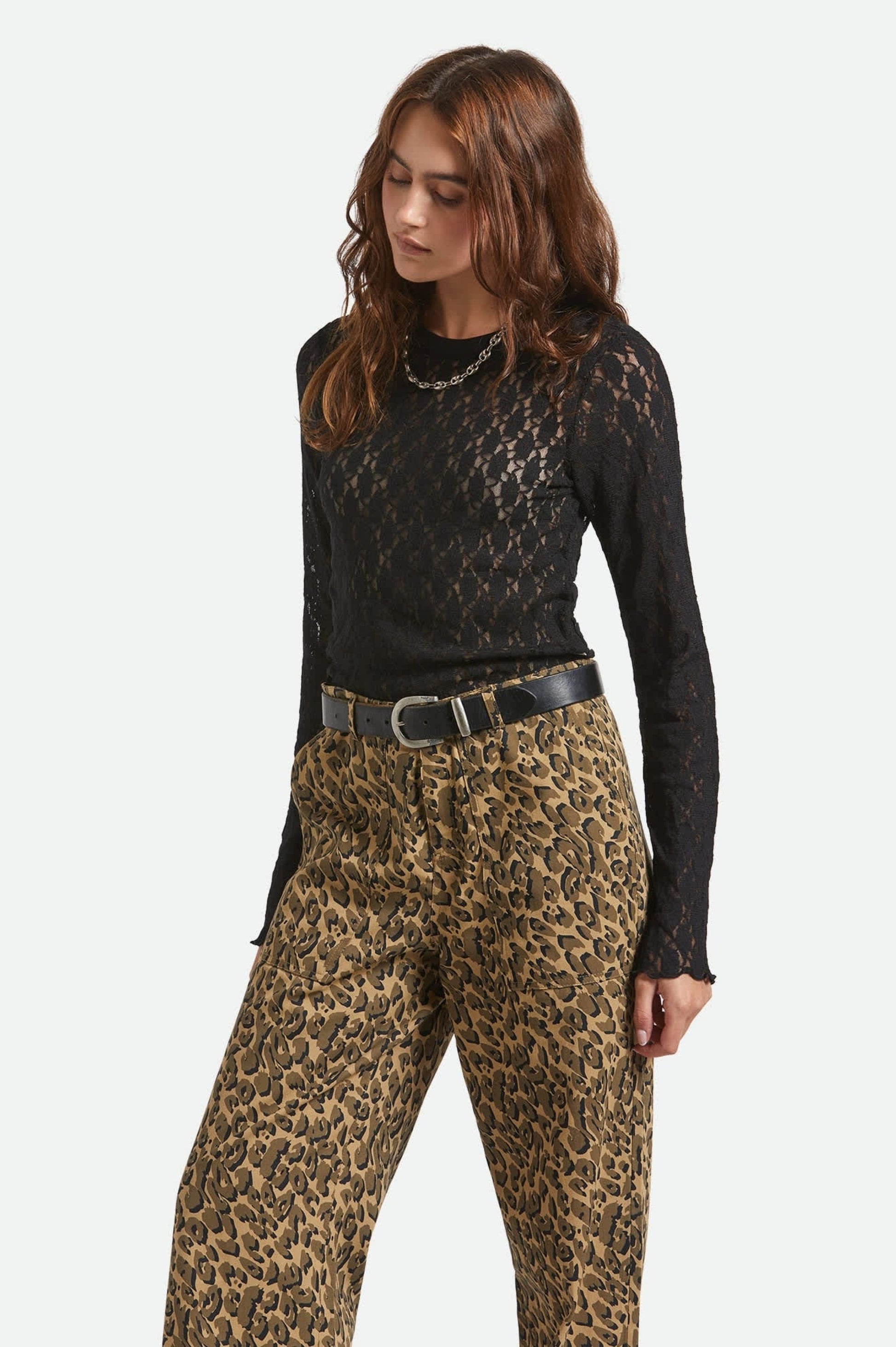 Haut Mathilda en dentelle noire porté avec chaîne argent et pantalon à imprimé léopard