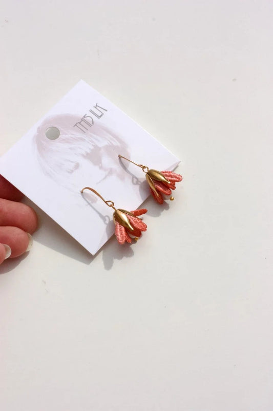 Malli Corail Boucles d’oreilles - Fleurs brodés et finitions en laiton