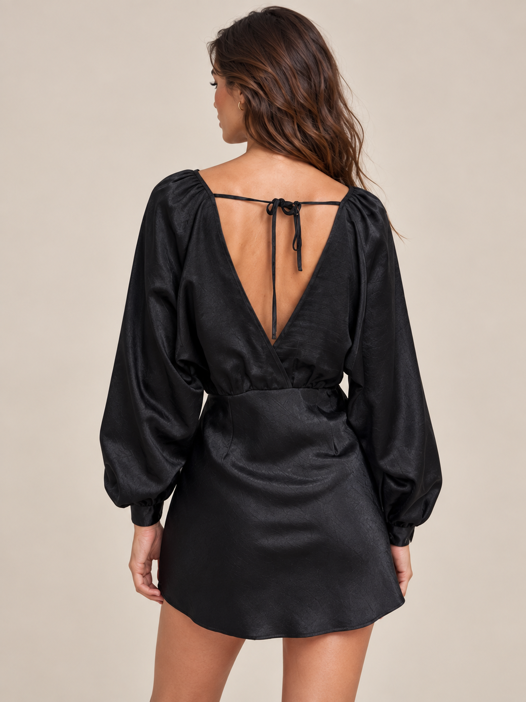 Anna Black - Robe noire satinée à manches bouffantes