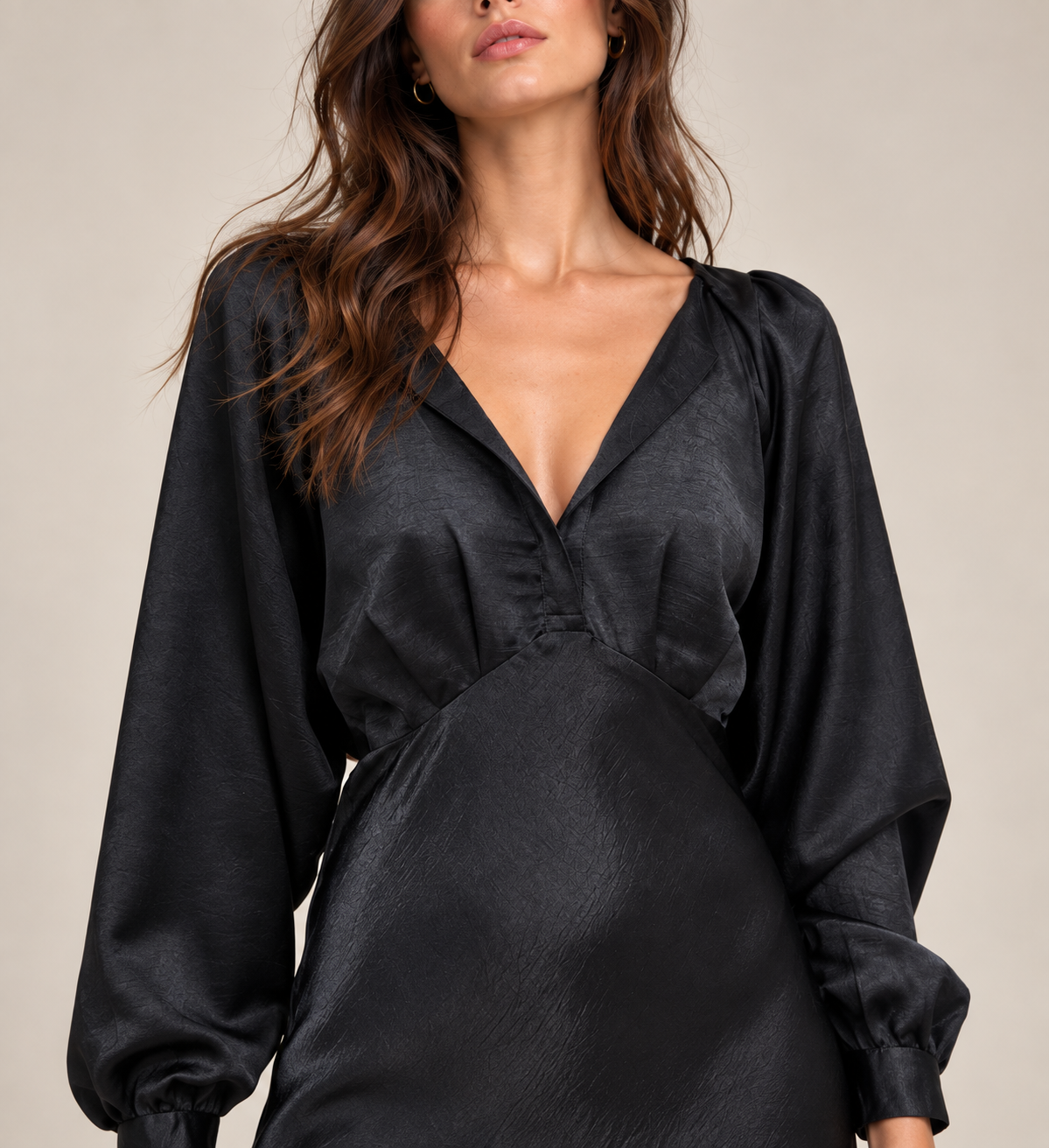 Anna Black - Robe noire satinée à manches bouffantes