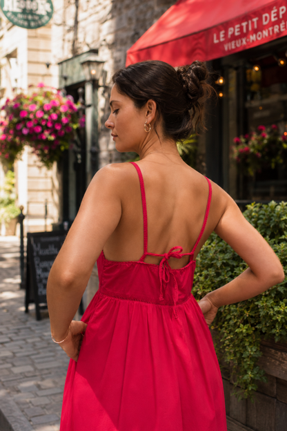 Détail du dos ouvert à nouer de la robe Lilia fuchsia avec fines bretelles et taille froncée.