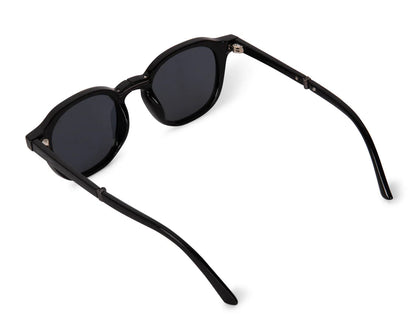 Gros plan sur les lunettes Nika noir. Détails de la monture pliable et verres polarisés.