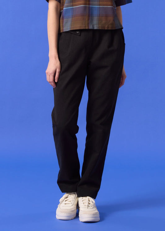 Pantalon cigarette à pinces noir en coton tencel, avec braguette, ceinture intégrée réglable et poche latérale. Vu de face