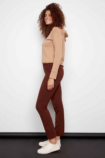 pantalon habillé à jambe étroite de couleur marrron en viscose. Taille élastique pour un confort zero effort. Vu de profil