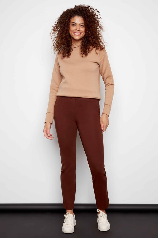 pantalon habillé à jambe étroite de couleur marrron en viscose. Taille élastique pour un confort zero effort. Vu de face