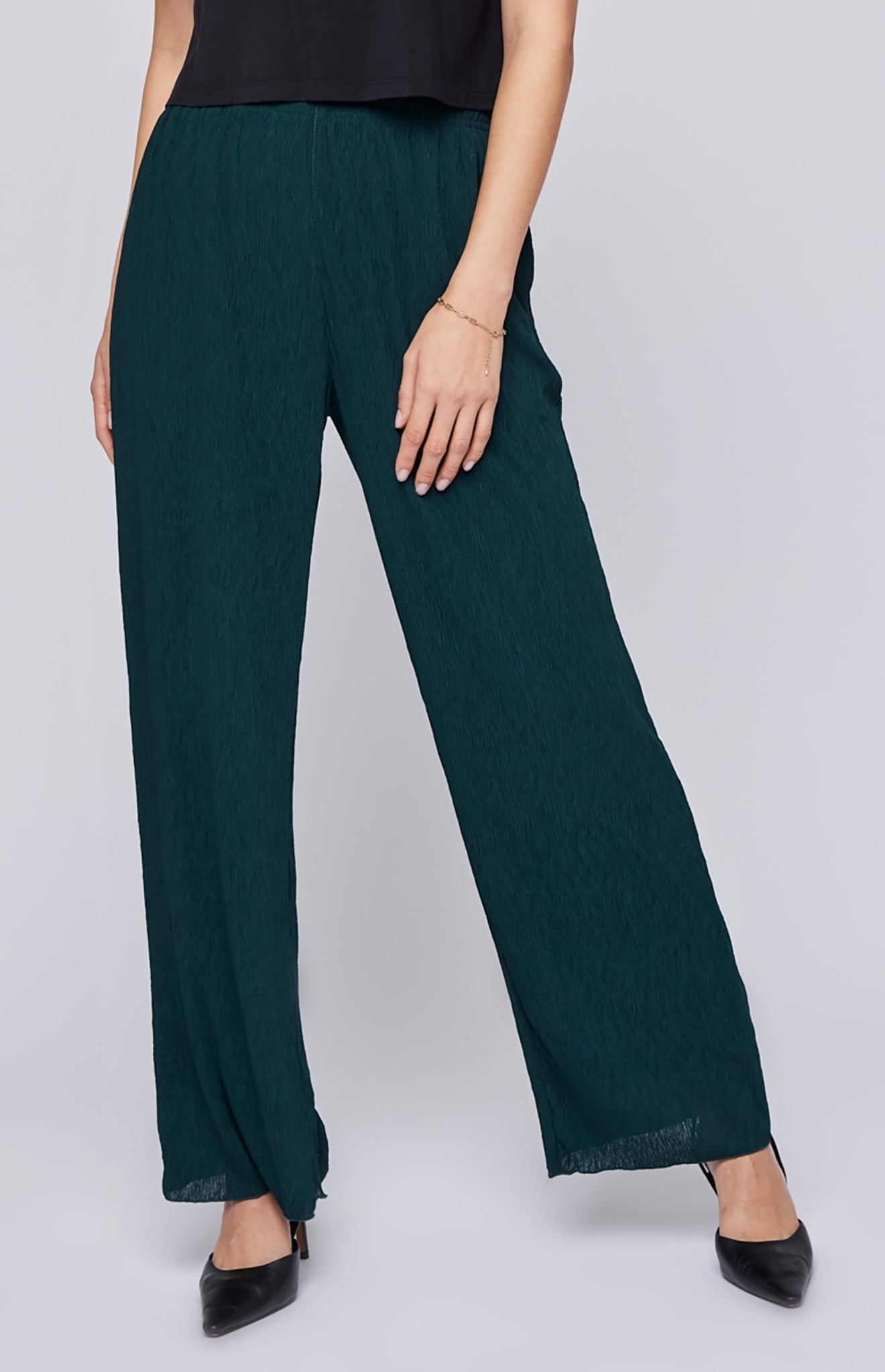 Pantalon fluide pleine longueur vert forêt tissu plissé et taille élastrique. Vu de face