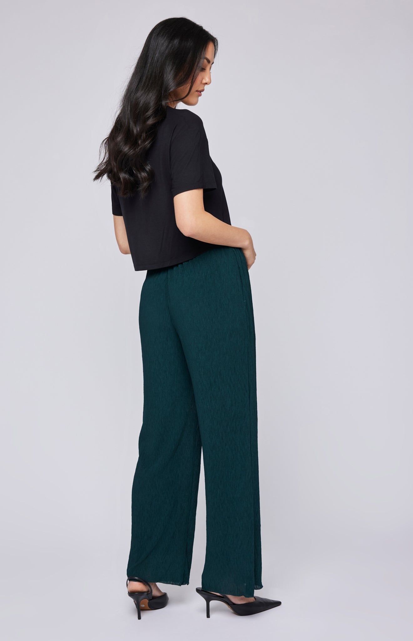 Pantalon fluide pleine longueur vert forêt tissu plissé et taille élastrique. Vu de dos