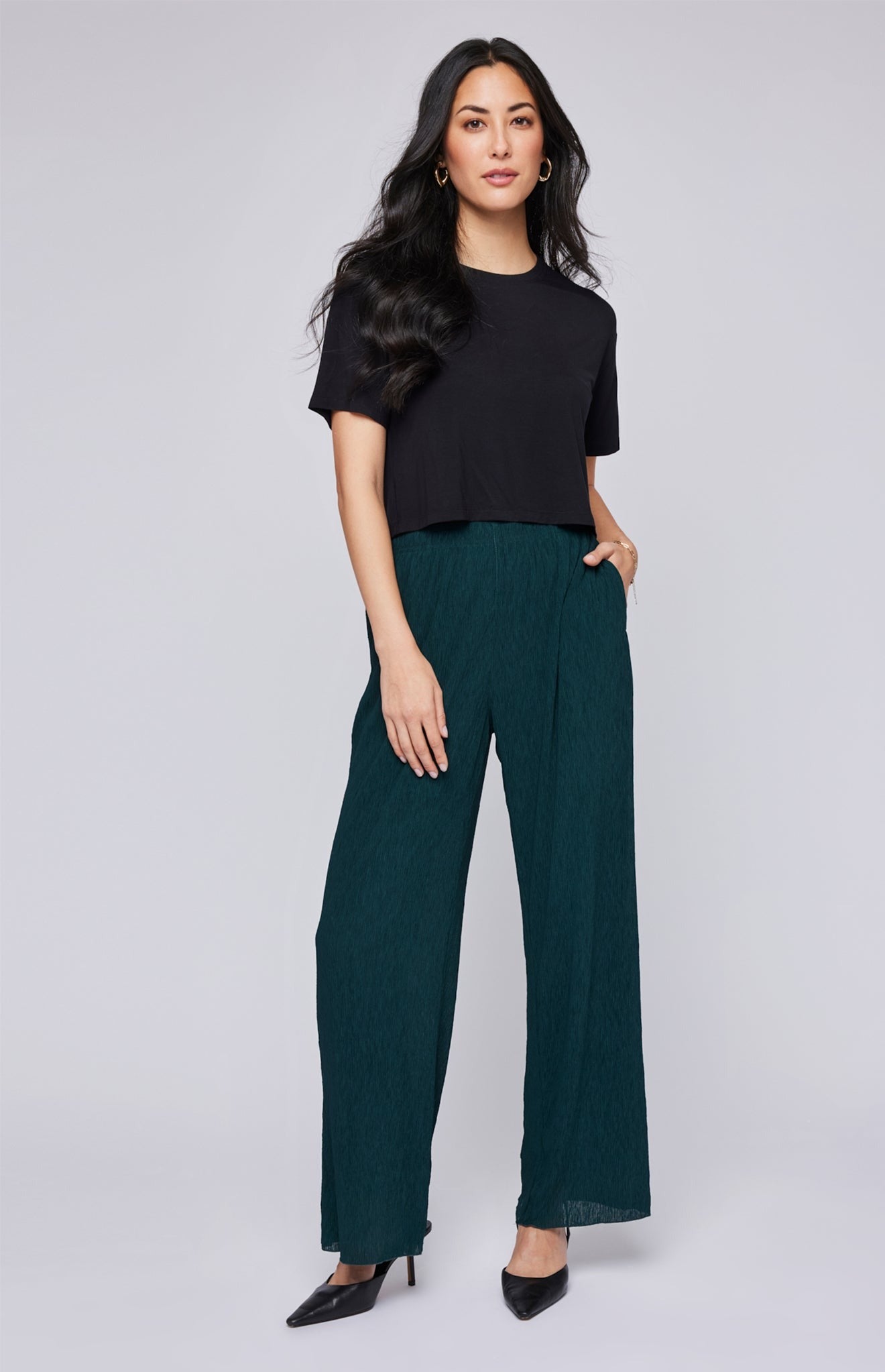 Pantalon fluide pleine longueur vert forêt tissu plissé et taille élastrique. Vu de face plein pied