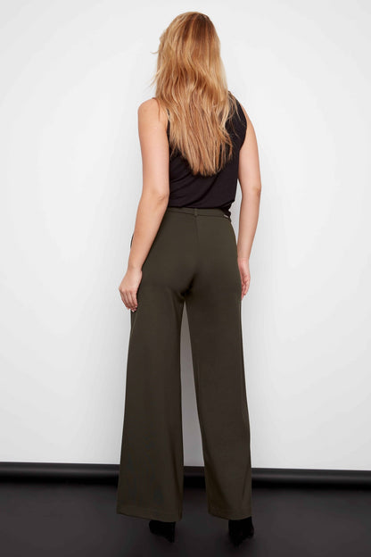 pantalon habillé à jambe large de couleur vert kaki en viscose. Taille élastique pour un confort zero effort. Vu de dos