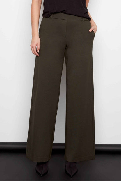 pantalon habillé à jambe large de couleur vert kaki en viscose. Taille élastique pour un confort zero effort. Vu de face