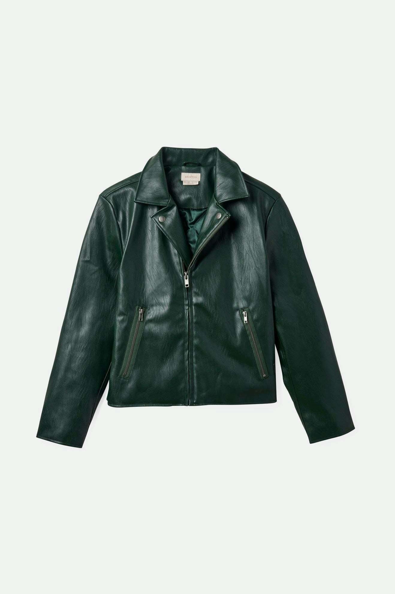 Manteau type perfecto en simili cuir lisse vert forêt porté par une femme. Vu sur fond blanc.