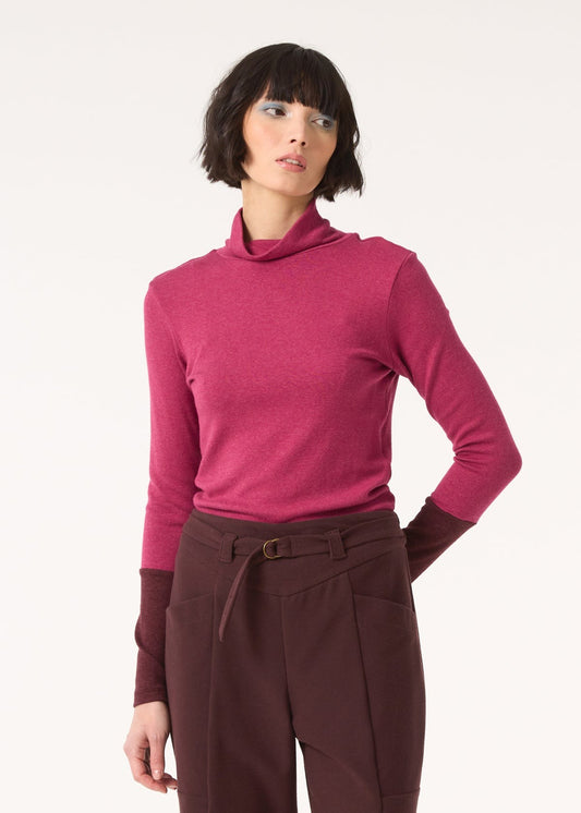 Pull col roulé rose avec manches contrasté, en jersey rayonne coton doux, coupe ajustée. Vu de face