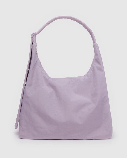 Sac à bandoulière rose poudré avec une anse nouée sur le côté, fabriqué dans un tissu léger à l'aspect légèrement texturé. Le sac a une forme souple et un design minimaliste avec une fermeture