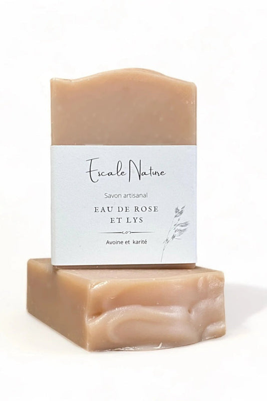Vue de dessus du savon Eau de rose et lys • Savon artisanal hydratant à l’avoine et au karité