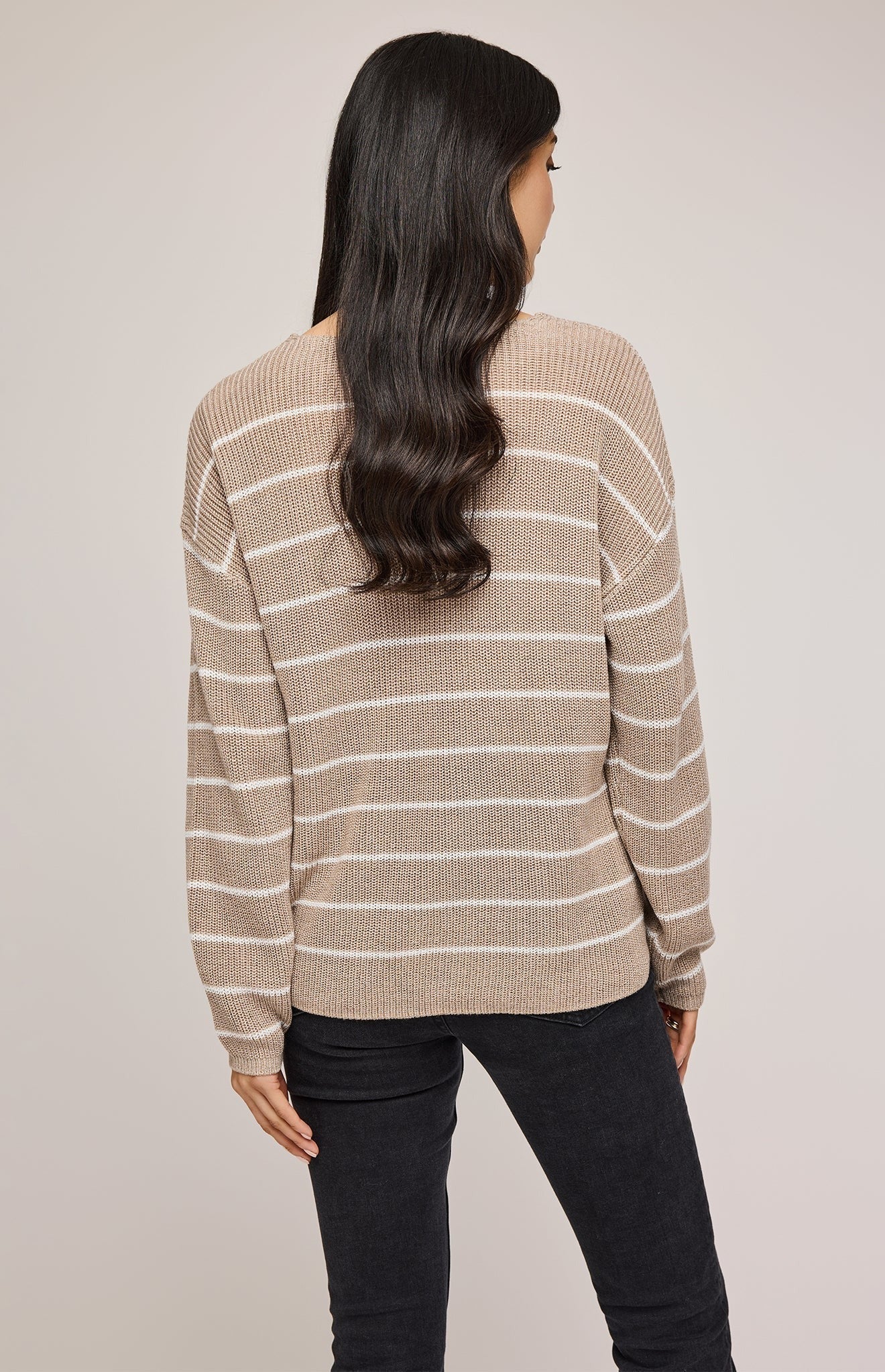 Femme qui pour le pull Tucker tricoté beige rayé blanc col V. Vu de dos