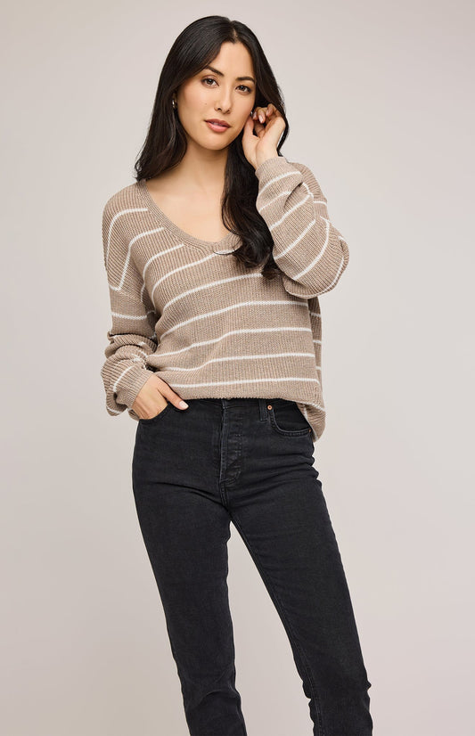 Femme qui pour le pull Tucker tricoté beige rayé blanc col V. Vu de face