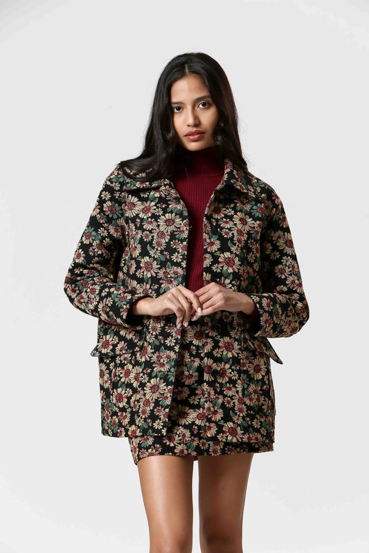 Veste florale élégante pour femme, coupe droite et motifs vintage. Parfaite pour un look chic et décontracté, idéale pour l’automne. Disponible en XS à L.