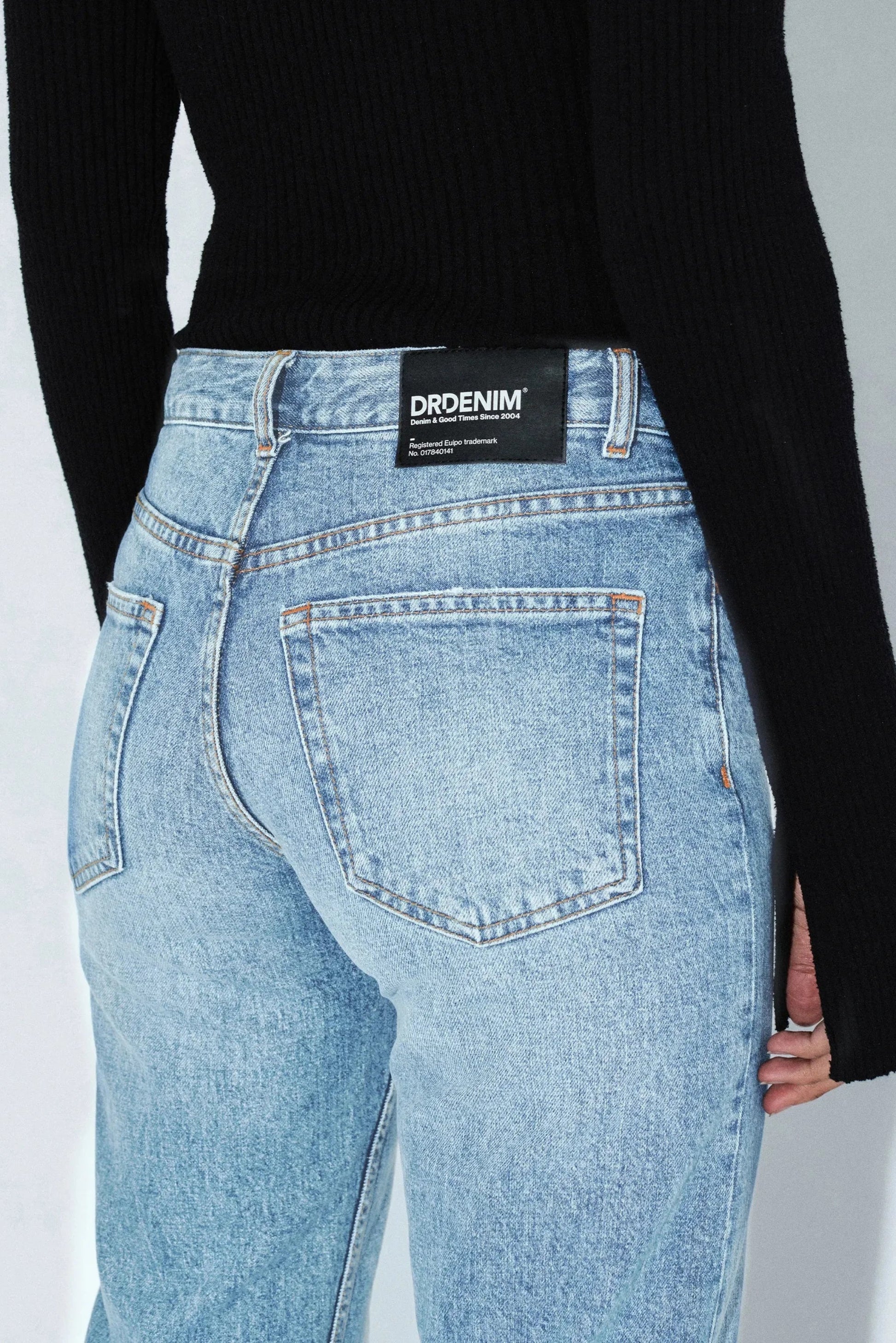Détail dos du jeans Addy bleu denim clair avec poches arrière, étiquette et denim effet vintage.