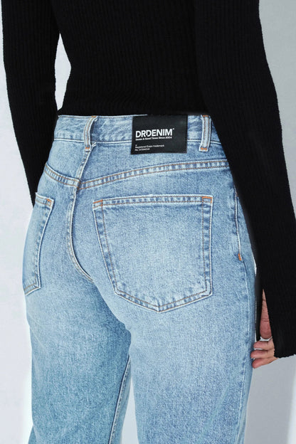 Détail dos du jeans Addy bleu denim clair avec poches arrière, étiquette et denim effet vintage.