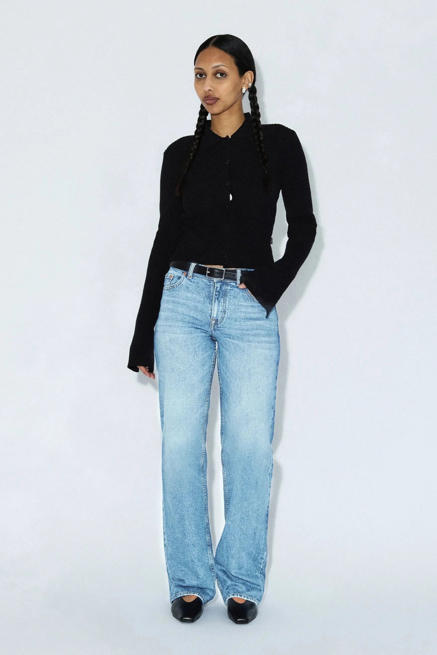 Jeans Addy bleu denim clair effet vintage porté avec un haut noir pour un look casual urbain.