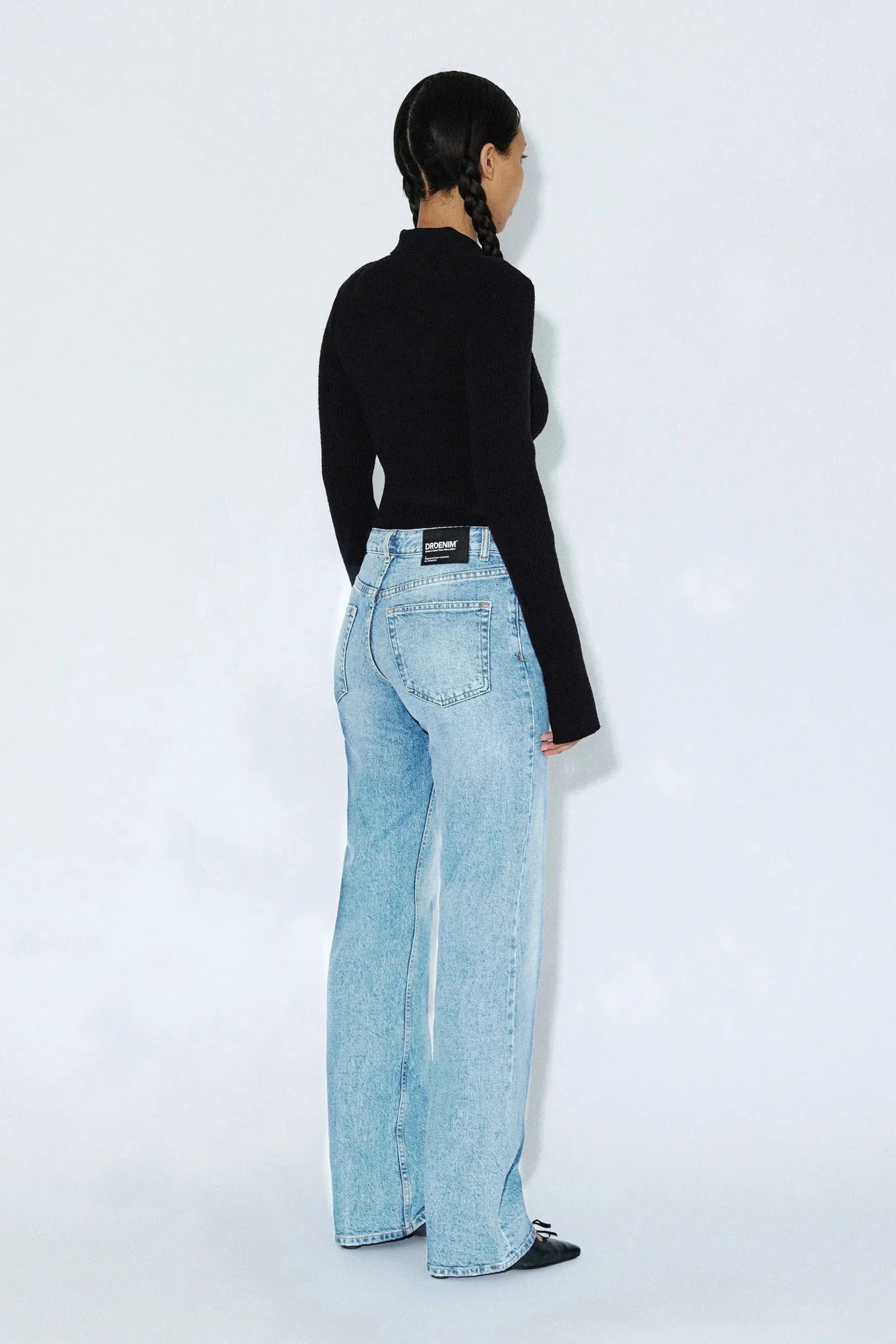 Jeans Addy bleu denim clair effet vintage vu de dos avec taille haute, poches arrière et jambe droite.
