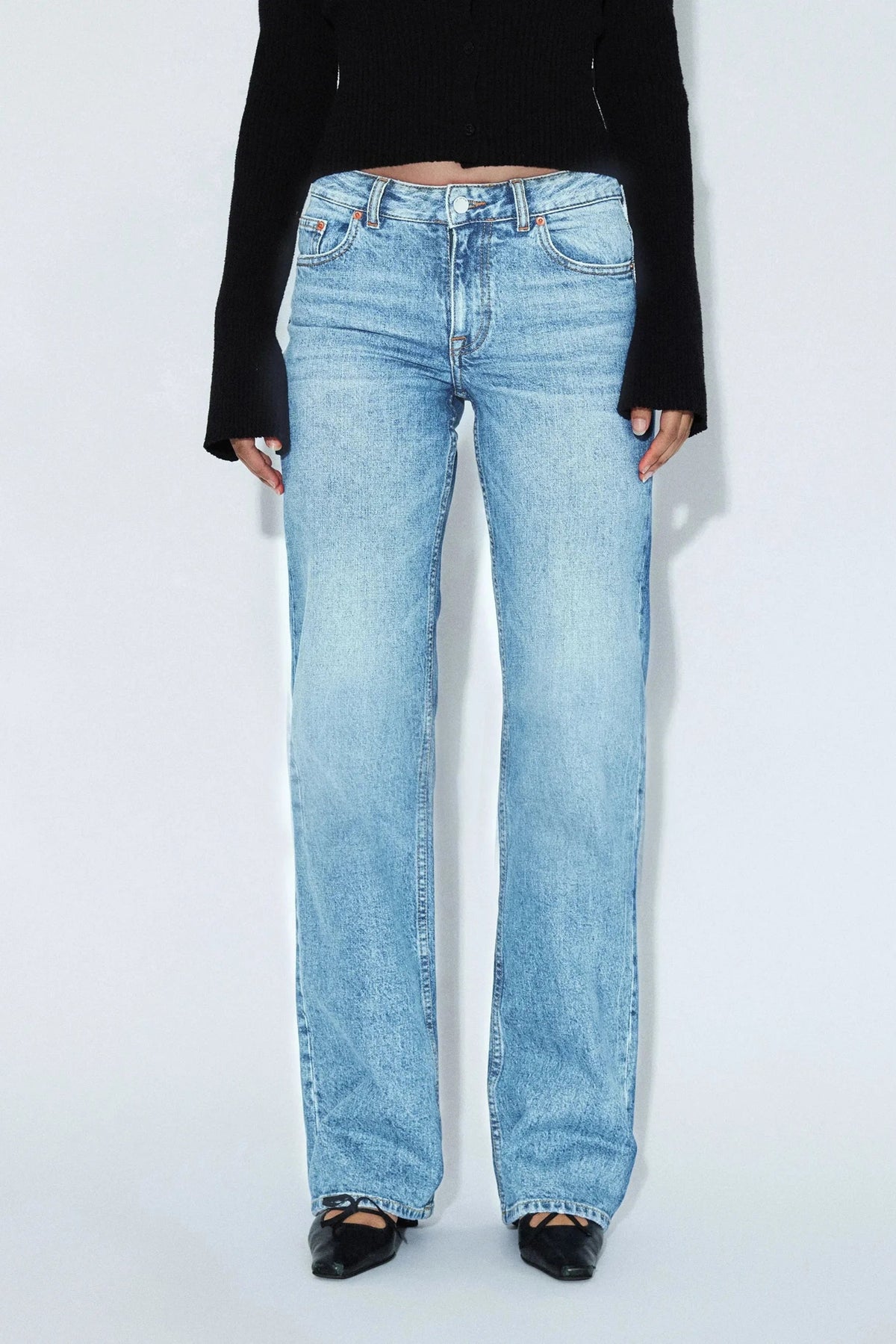 Vue devant complète du jeans Addy bleu denim clair effet vintage avec jambe droite et coupe regular fit.