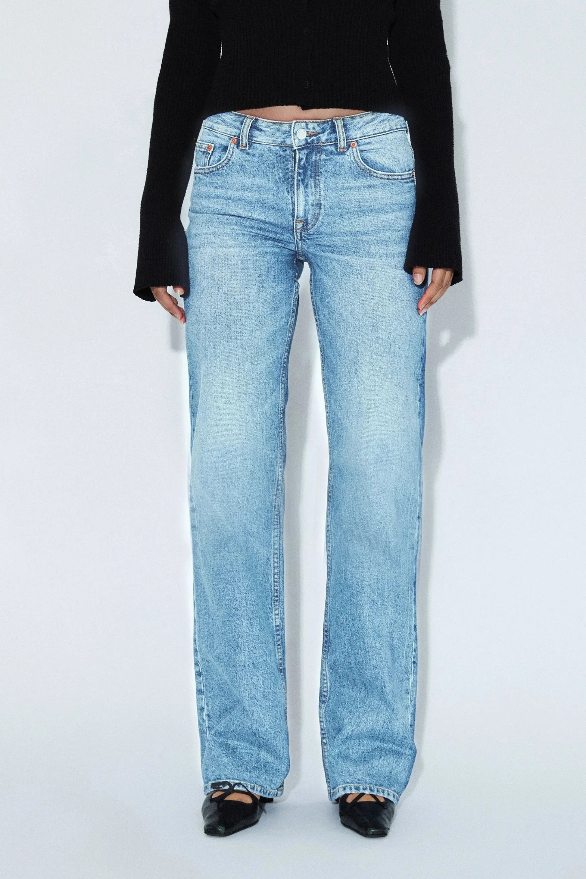 Vue devant complète du jeans Addy bleu denim clair effet vintage avec jambe droite et coupe regular fit.