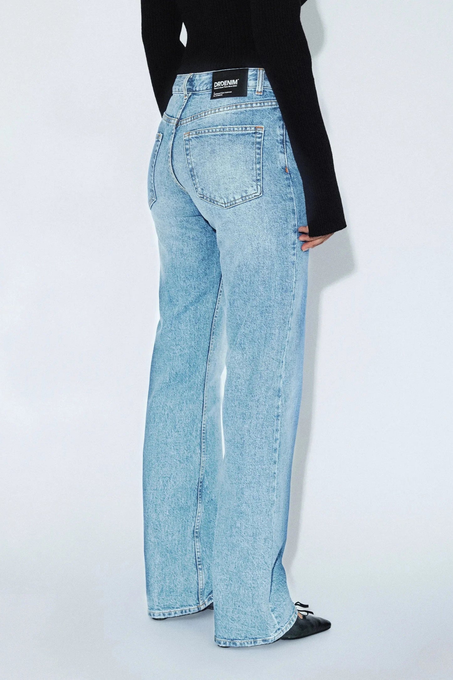 Jeans Addy bleu denim clair vu de trois quart dos avec coupe droite et taille haute.