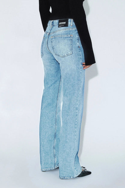 Jeans Addy bleu denim clair vu de trois quart dos avec coupe droite et taille haute.