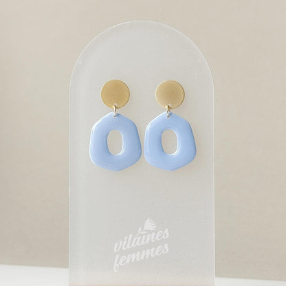 Boucles d’oreilles Affirmée – argile bleu ciel, plaqué or, portées à l’oreille