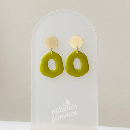 Boucles d’oreilles Affirmée – argile verte lime, formes organiques et anneaux dorés