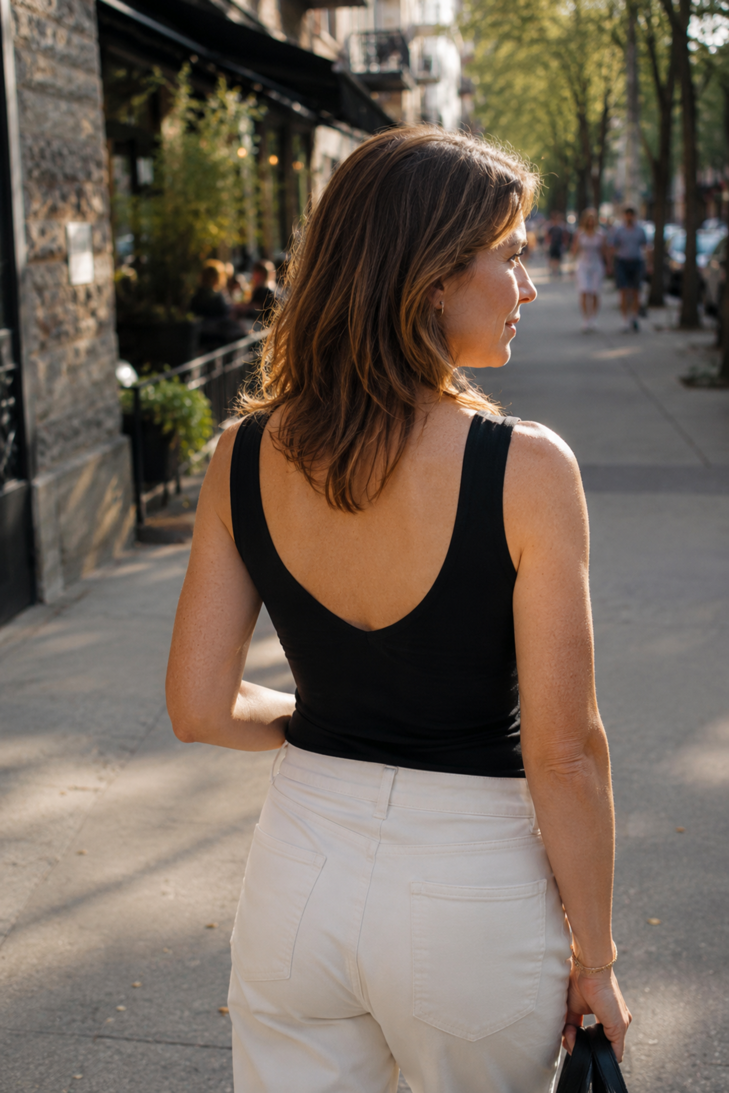 Vue de dos de la camisole Alice noir, avec dos échancré, coupe courte ajustée et tissu extensible.