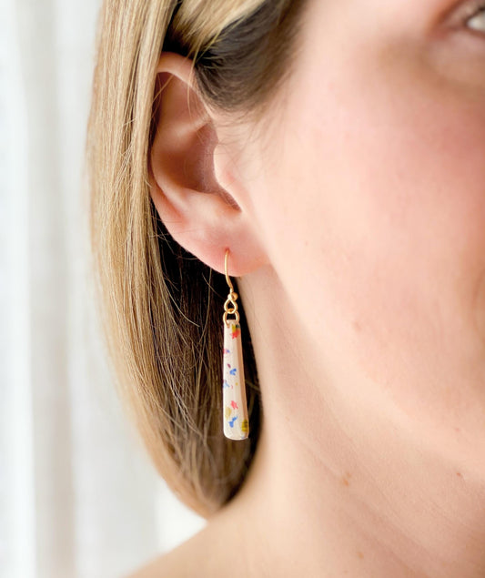 Boucles confettis portées, forme longue et fine, avec crochet doré
