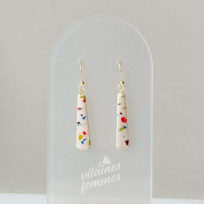 Boucles trapèze blanches à confettis multicolores, fabrication artisanale québécoise